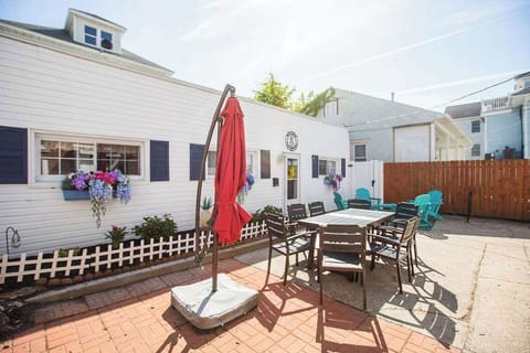 Shared Fenced-in Courtyard, Patio Furniture, Umbrella, Conversation Seating