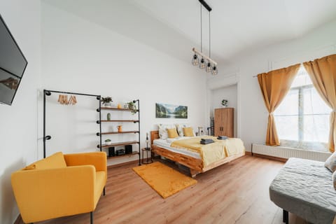 Apartment, 3 Bedrooms, Kitchen, Ground Floor | 3 bedrooms, individually decorated, individually furnished
