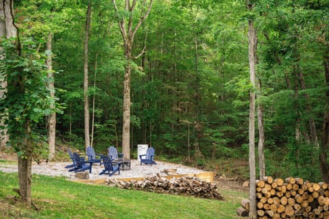 Fire Pit – “Evenings by the fire under Kentucky’s star-filled sky — s’mores and memories await.”