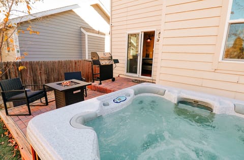 Relax and Enjoy the Hot Tub 🌅🍹 – Immerse yourself in a serene soak, and feel your worries melt away as you indulge in total relaxation. 🌟💆‍♀️