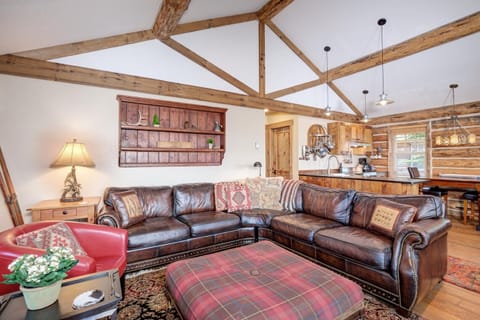 Cabin, 2 Bedrooms | Living room