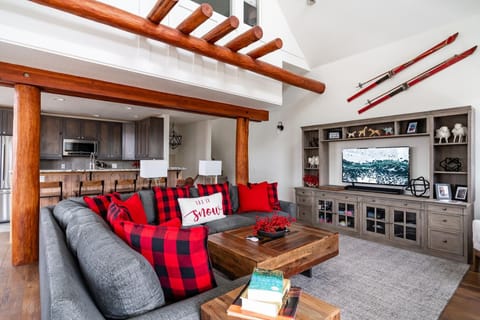 Condo, 3 Bedrooms | Living area