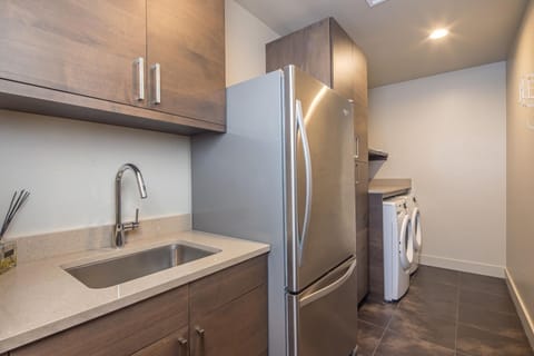 House, 6 Bedrooms | Private kitchen | Coffee/tea maker