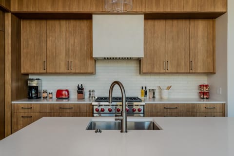 House, 4 Bedrooms | Private kitchen | Oven, coffee/tea maker