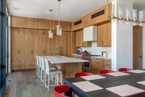 House, 4 Bedrooms | Private kitchen | Oven, coffee/tea maker