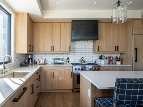 House, 6 Bedrooms | Private kitchen | Coffee/tea maker