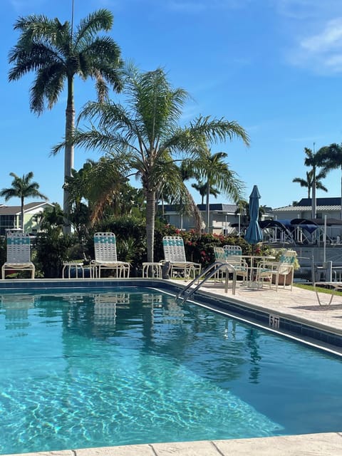 Crystal blue dockside pool gorgeous! Direct Gulf breeze- direct gulf access