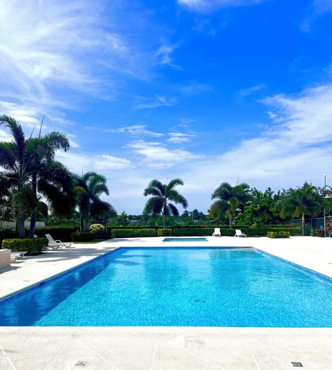 Crystal-clear water to bask in the warmth of the sun/enjoy a cool evening dip 