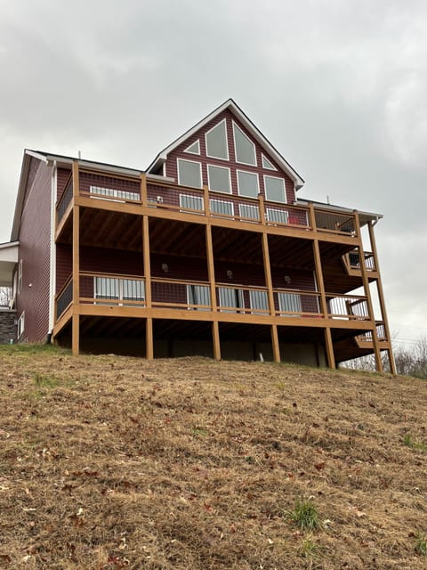 Back of home facing the lake
