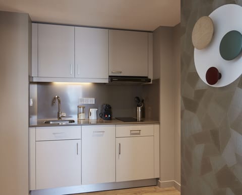 Full-size fridge, microwave, oven, stovetop