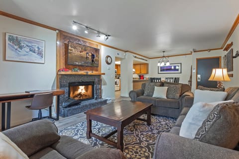 Living Room - Seats 6, Fireplace (firelogs avail.), Queen pullout, A/C, Desk