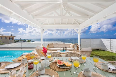 Rent a 3-bedroom villa with sea view and swimming pool in Sainte Luce, Martinique. Enjoy the comfort and chic Creole decor.