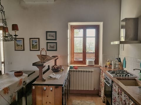 Comfort Cottage | Private kitchen | Full-size fridge, oven, stovetop, coffee/tea maker