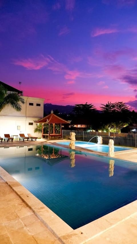 2 outdoor pools, sun loungers