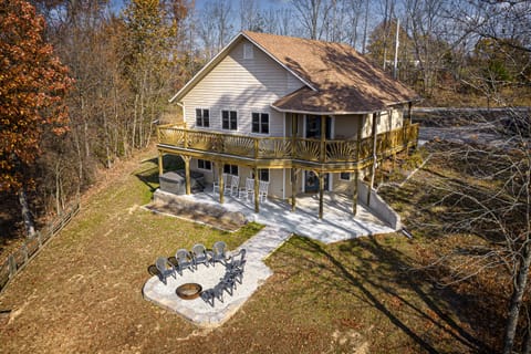 Aerial view of the home 