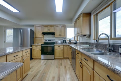 House (5 Bedrooms) | Interior