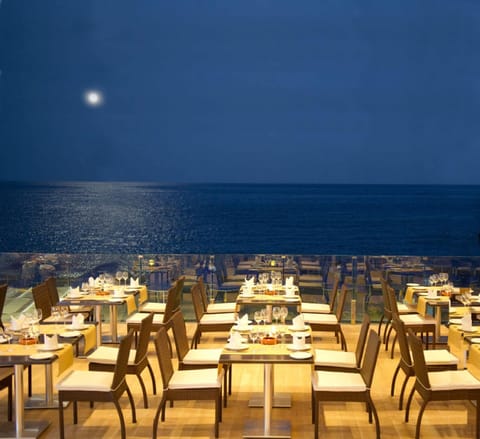 2 restaurants; breakfast, lunch, and dinner served