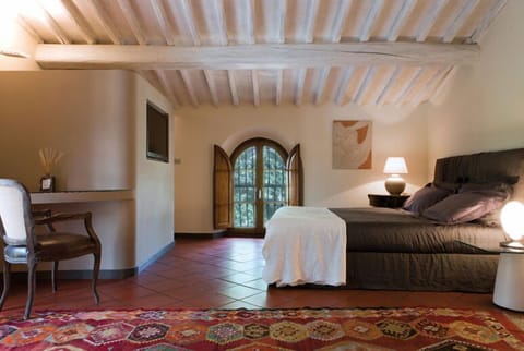 Suite | Premium bedding, minibar, desk, soundproofing