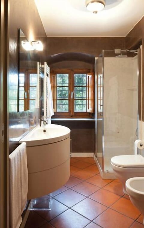 Double Room (Charm) | Bathroom | Shower, free toiletries, hair dryer, bathrobes