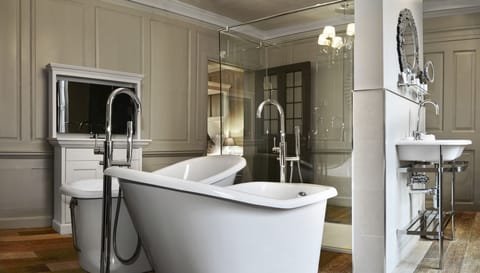 Premier Suite | Deep soaking bathtub