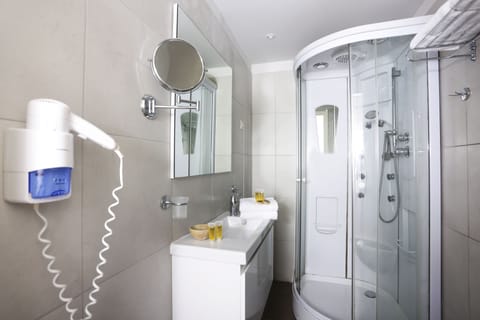 Shower, hydromassage showerhead, free toiletries, hair dryer