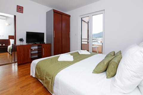 Double Room with  Balcony and Sea View | Desk, free WiFi, bed sheets