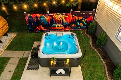 Luxury 8 seater jacuzzi with 42-jetted foot dome for hydromassage relief