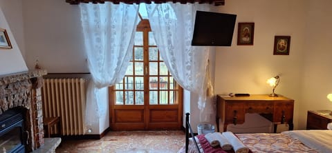 Double or Twin Room | Desk, laptop workspace, free WiFi, bed sheets