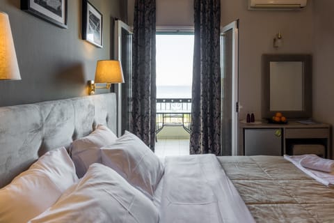 Superior Double or Twin Room, 1 Bedroom, Non Smoking | Minibar, in-room safe, desk, free WiFi