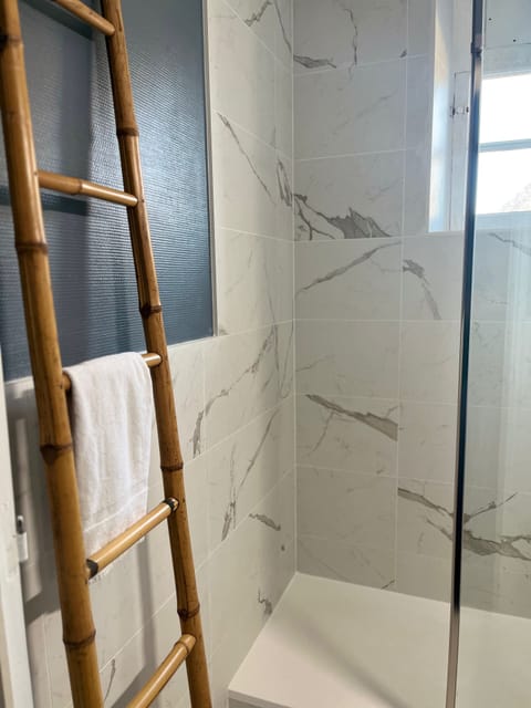 Comfort Triple Room, Ensuite | Bathroom | Shower, free toiletries, towels, toilet paper