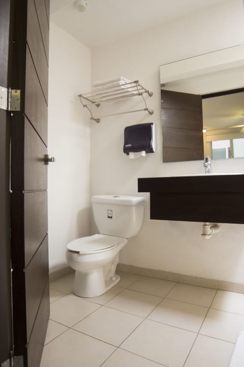 Standard Room, 1 Double Bed | Bathroom | Shower, free toiletries, towels