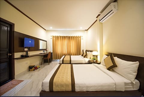 Panoramic Triple Room, Balcony, Mountain View | Desk, bed sheets