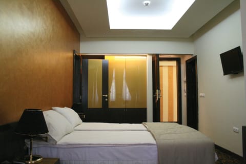 Deluxe Double Room, Accessible, Garden View | Minibar, in-room safe, desk, soundproofing