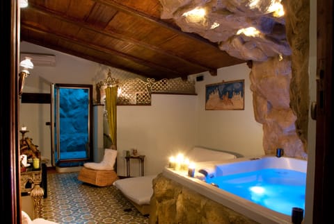 Luxury Suite | Iron/ironing board (on request), WiFi (free)