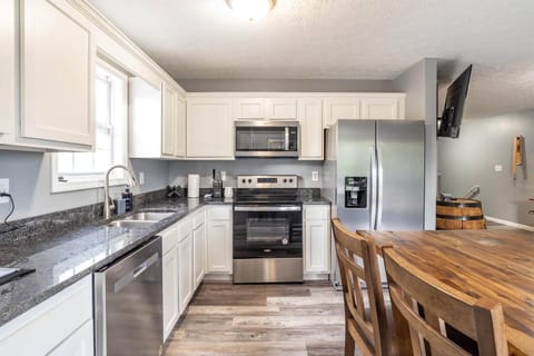 1450 N Willis Dr Unit 1-large-010-007-DSC3888-1499x1000-72dpi