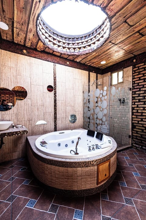 Premium Room | Bathroom | Towels, soap, shampoo, toilet paper