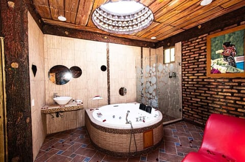 Premium Room | Bathroom | Towels, soap, shampoo, toilet paper