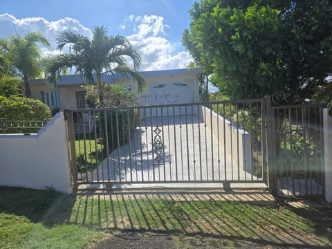 Single Family Home, 3 beds and 1 set of bunk beds with 2 1/2 bathrooms