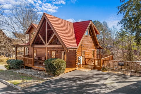 Exterior side view at Livin' Simple, a 2 bedroom cabin rental located in Pigeon Forge
