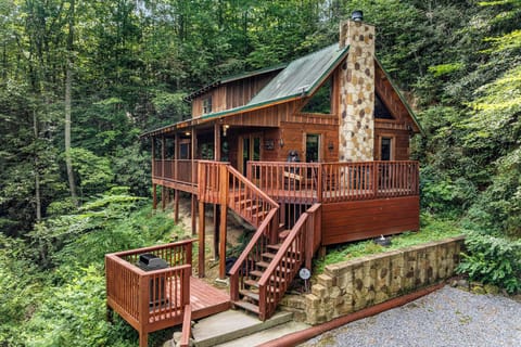 Steps to front door to Moonshiner's Ridge cabin