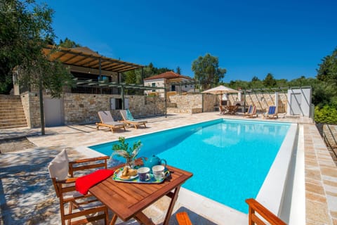 The larrge pool at Gionis