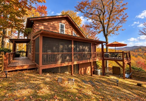 Luxury family-friendly Blue Ridge cabin with stunning mountain views and a fully fenced yard