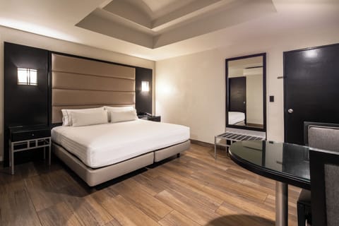 Comfort Room | In-room safe, desk, laptop workspace, blackout drapes