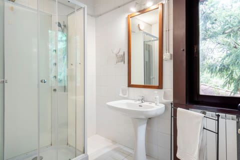 Room | Bathroom | Shower, hair dryer, bidet, towels