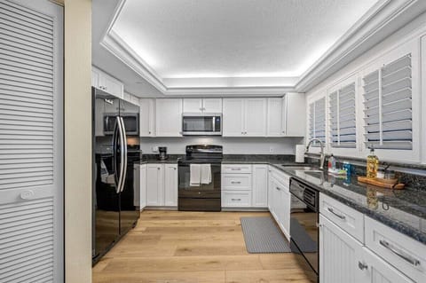 Large Gourmet Kitchen!