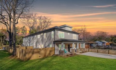 Gorgeous sunsets and plenty of privacy in this quiet residential neighborhood!