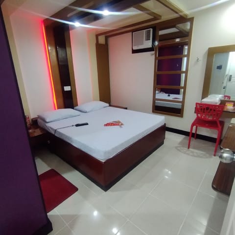 Deluxe Room, 1 Queen Bed | Living area | TV