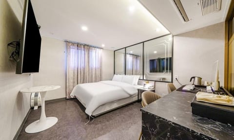 Deluxe Double Room | Individually decorated, individually furnished, desk, soundproofing