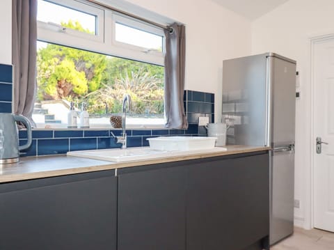 Cottage | Private kitchen | Fridge, dishwasher, electric kettle, toaster