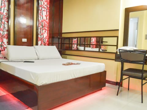 Executive Room, 1 Queen Bed | Premium bedding, memory foam beds, soundproofing, free WiFi